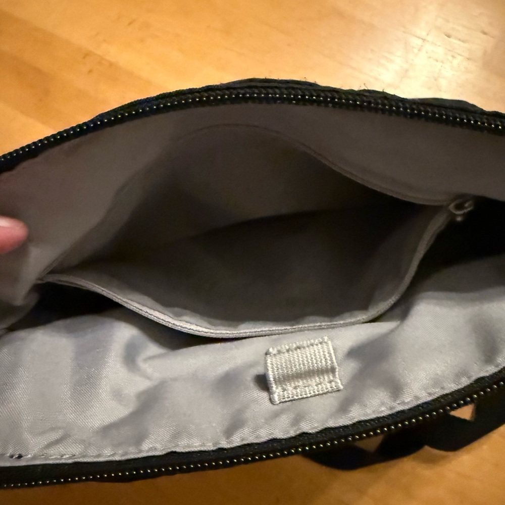 Baggallini Black Crossbody Bag with Silver Turn-Lock LIKE NEW - Picture 8 of 11